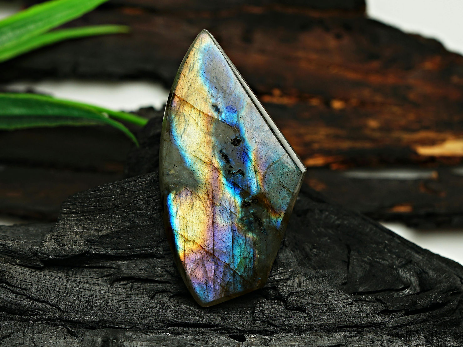 Labradorite Stone Meaning and Spiritual Uses